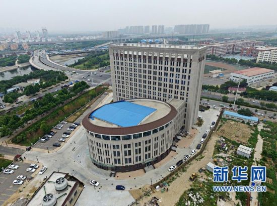 　据了解，该建筑为河南省大学生就业创业综合服务基地，目前尚未正式投入使用。新华网发(张为涛 摄)