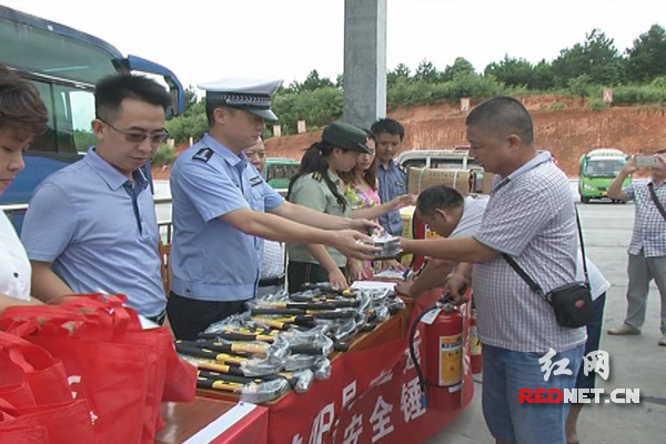 桂阳县免费发放安全锤和灭火器