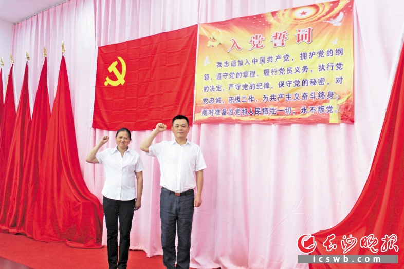 　　昨日，在中国共产党95岁生日这一天，全国道德模范廖月娥在党旗下宣誓成为一名中共正式党员。长沙晚报通讯员 胡朝楠 摄