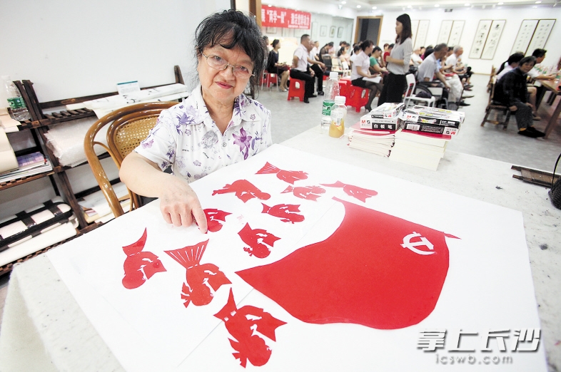 ←昨日,在开福区伍家岭街道花城社区,77岁的徐艾本老人向党组织递交了入党申请书。“加入中国共产党是我最大的心愿。”徐艾本说。当日,她还精心制作了剪纸作品向党的生日献礼。 长沙晚报记者 周和平 熊伟 摄影报道