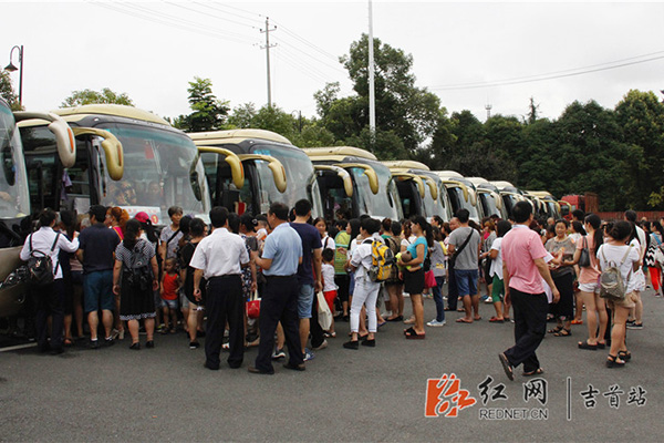 游客乘上第一批专线大巴