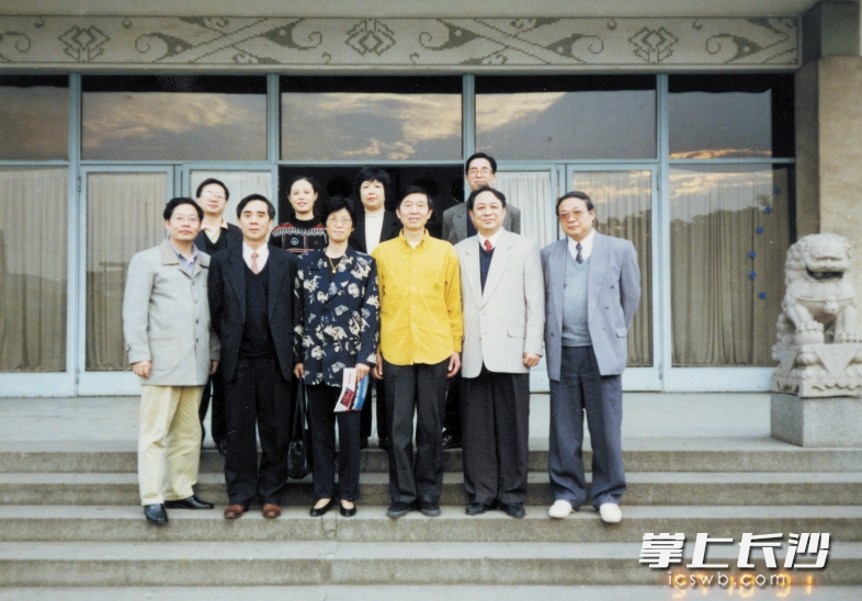 吴大使与湖南省文化厅、湖南省博物馆的领导和工作人员合影。