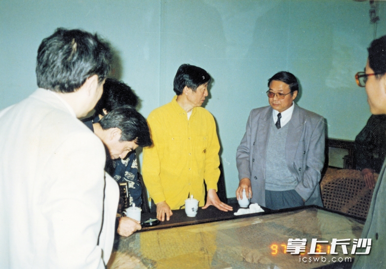 1997年，吴大使观摩马王堆汉墓陈列馆时，与当时的湖南省文化厅领导交谈。