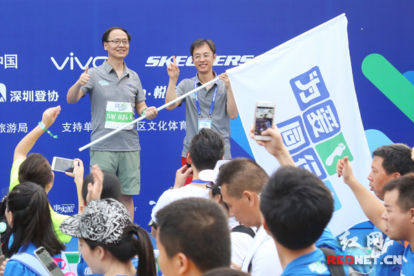 在深圳市举行的“为爱同行·公益健行活动”启动仪式上，同步举行了长沙站的交接仪式。