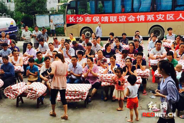 7月3日，长沙市民族联谊会保靖分会在保靖县清水坪镇进行赈灾钱物捐赠活动。