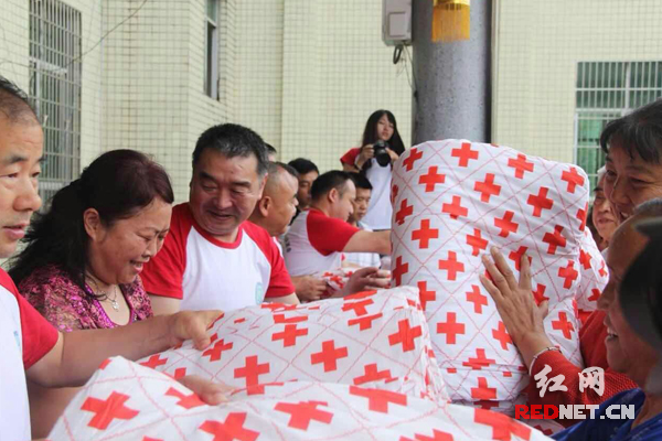 短短五天时间，已收到救灾捐款12万余元，矿泉水100件，大米100袋，棉被100床，衣服6000多件。