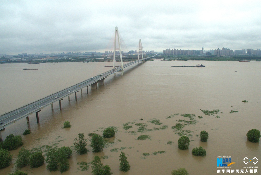 新华网航拍:武汉白沙洲被长江江水淹没