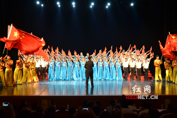 7月1日下午，浏阳经开区举行庆祝建党95周年大会暨合唱比赛，图为蓝思科技代表队现场合唱。