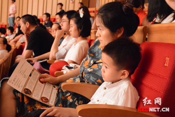 观众席上，不少家长陪孩子欣赏高雅音乐，在音乐中完成亲子交流。
