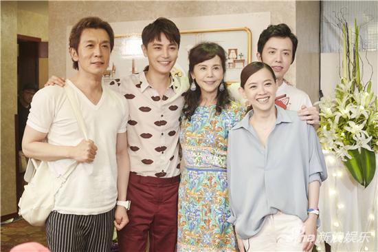 孙坚与李云迪母子、李咏、曾宝仪合影