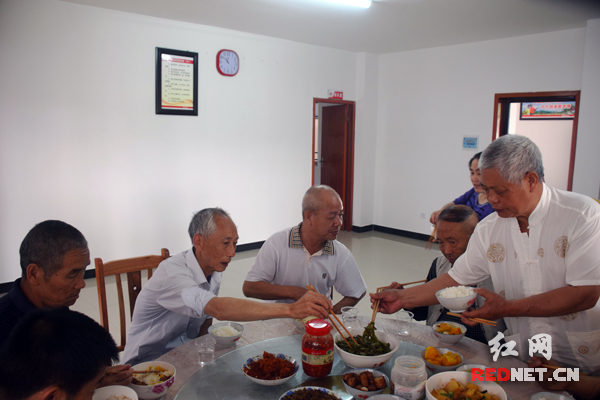 老人在张家界武陵源区喻家嘴社区日间照料中心享用免费午餐。