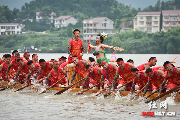 溆浦龙舟娱乐性极强，每艘龙舟上都有男扮女装挥舞破蒲扇加油助威的人。