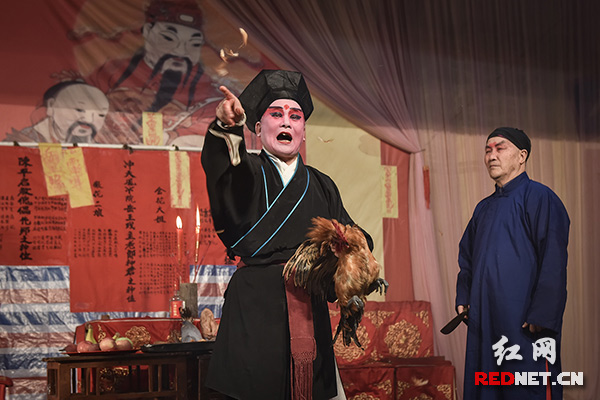 溆浦辰河目连戏在演出开场前，都会举行由艺人主持的神事活动，祭拜各方神灵，以保证演出地方清吉，保佑演员平安、演出顺利。