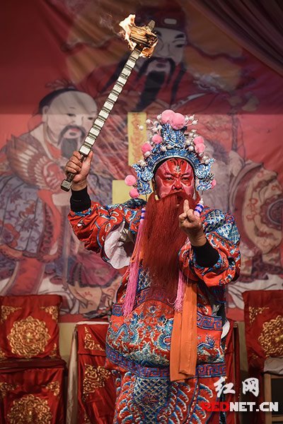 灵官扫台，演出结束时，也会举行神事活动。