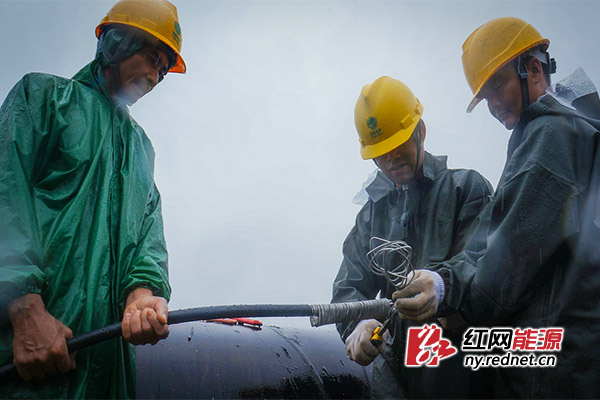 7月2日,国网常德供电公司员工冒着暴雨抢修电力线路,争取缩短用户停电时间02