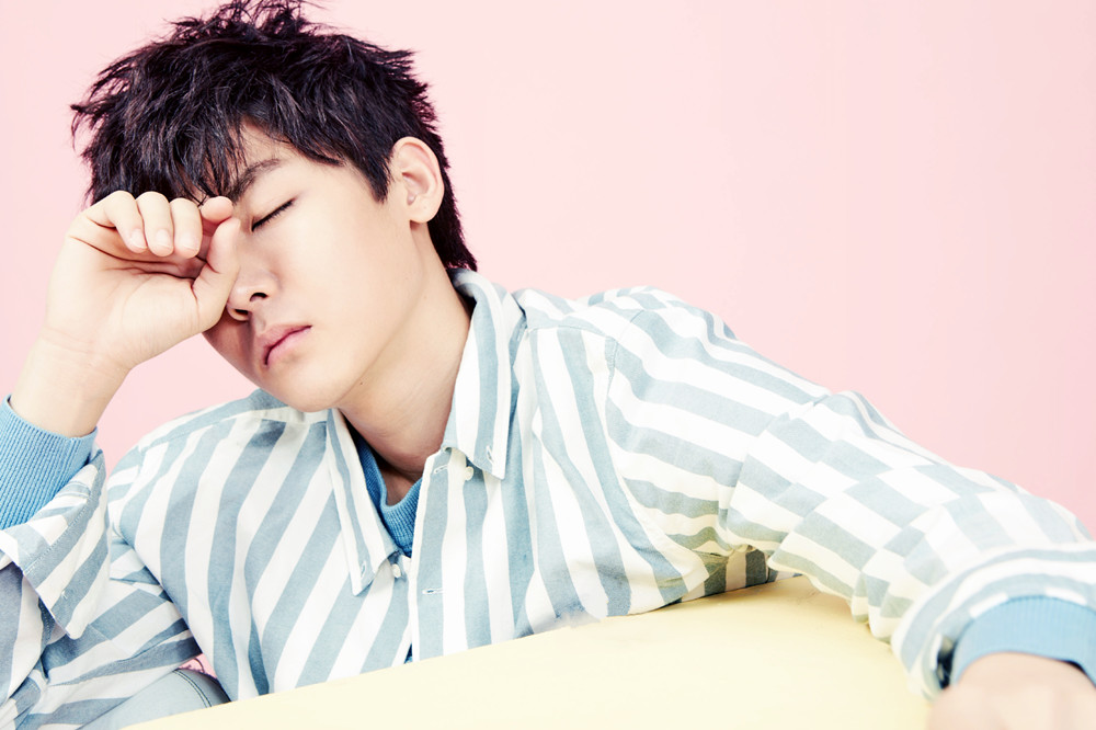 侯明昊夏日写真曝光 网友大呼把雪糕萌化了