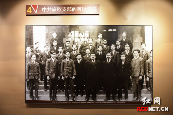 何长工1920年至1923年在法国勤工俭学，1922年在那里加入中国共产党。这是他与法国圣·雪尔旺工业学校的老师和同学合影。前排左三为何长工。