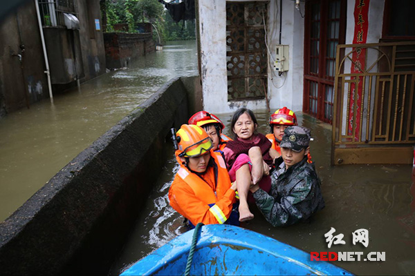 救援官兵救出被困的残疾老人