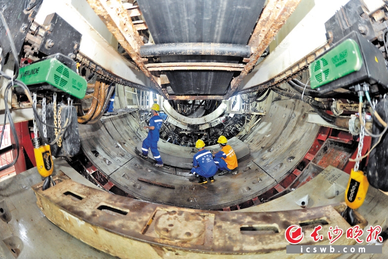　　昨日上午，长沙市轨道交通3号线一期工程长沙大学站左线盾构始发。长沙晚报记者 王志伟 摄