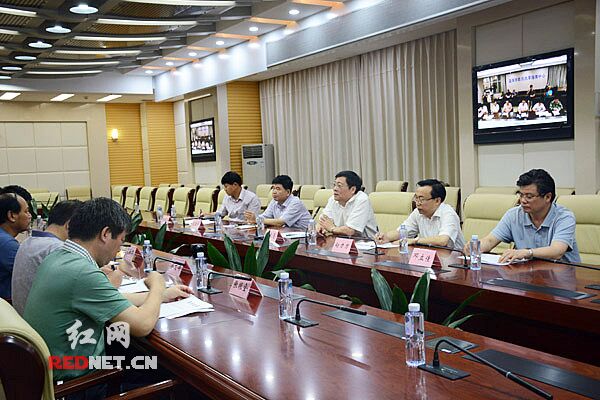 7月4日晚，湖南省委副书记、省长杜家毫在省防汛抗旱指挥部紧急召开防汛会商会。