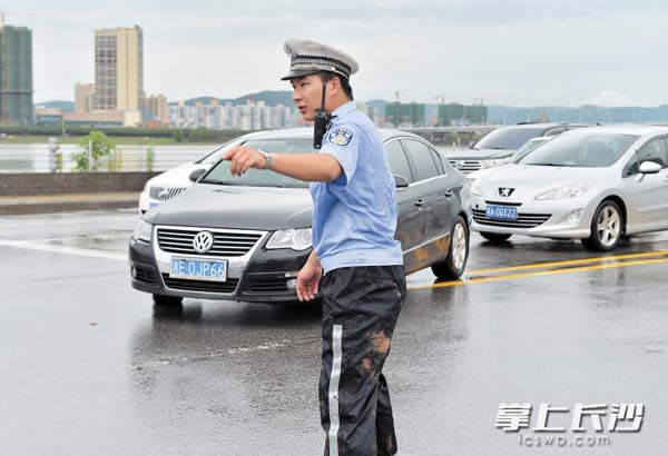 昨日下午，长沙交警在路上疏导交通，确保道路畅通。长沙晚报记者邹麟摄