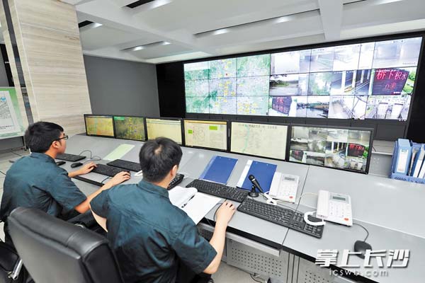 市城区防涝排渍指挥部办公室的指挥调度中心内，值班人员正密切关注城区重要排水监控点。长沙晚报记者王志伟摄