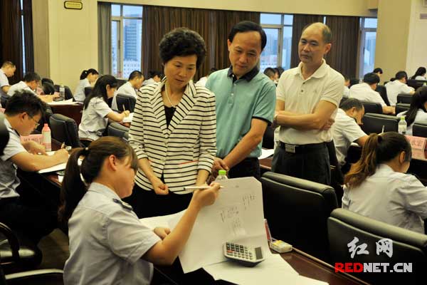 湖南省地方税务局局长、党组书记张云英（左二）在考场巡考。