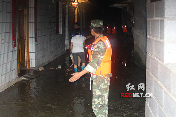 武警官兵组织群众安全撤离