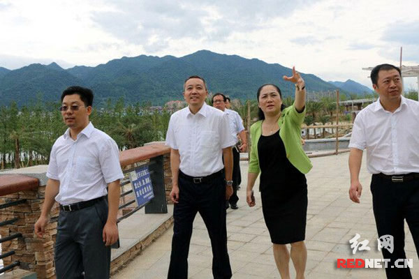 浪潮集团副总裁王洪添(中)在资兴市委书记贺遵庆(左一),市长黄峥嵘(右二)的陪同下考察东江湖大数据产业园