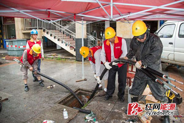 国网汨罗供电公司对建设东路积水电缆开展应急抢修。曹卫华 摄