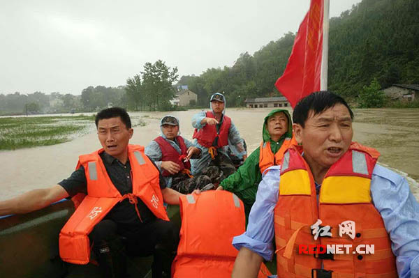 益阳市资阳区人武部官兵将受困群众向安全地带转移。