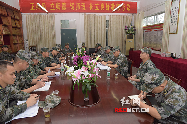 湖南陆军预备役步兵师在休整间隙召开抗洪形势分析会。