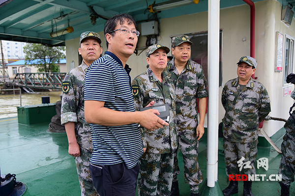 7月5日下午，湖南省委常委、省军区司令员黄跃进（右三）带领机关指挥组奔赴到岳阳指导防汛抢险。