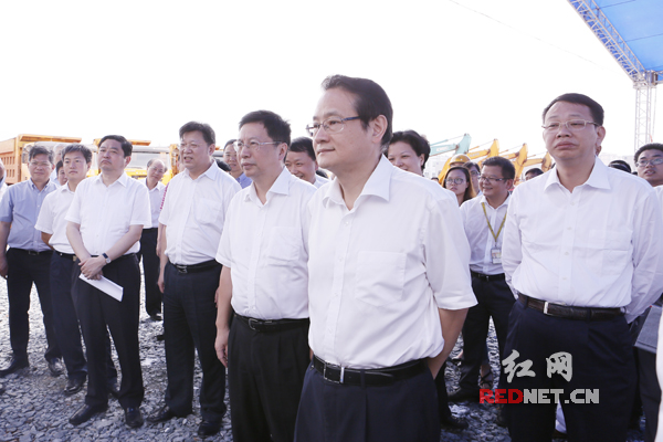 湖南省委常委、长沙市委书记易炼红（前排右二）听取铁建重工高端地下装备制造项目情况介绍。