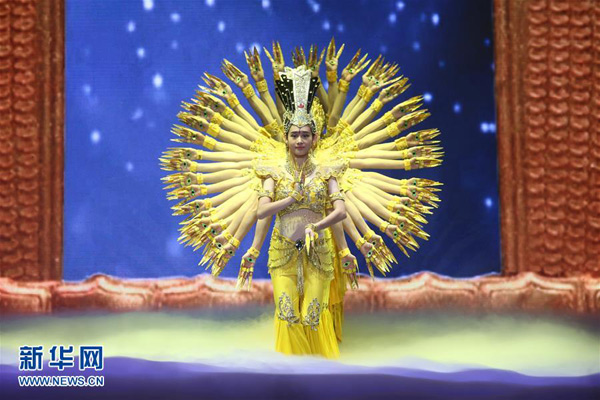 7月4日，在俄罗斯莫斯科，演员在开幕式晚会上表演。