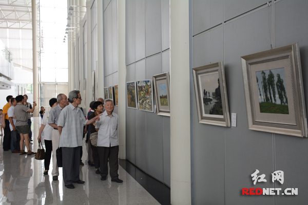 “沃土生精华--湖南省文化馆成立60周年美术摄影书法展”在湖南省文化馆展览厅开幕。