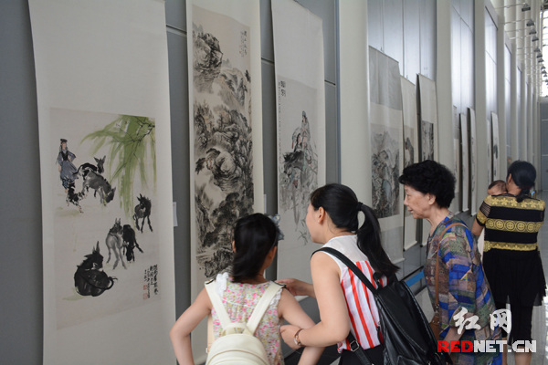 湖南省文化馆收藏的黄胄、周昌谷、张一尊等已故名家书画作品，也在展览中展出。