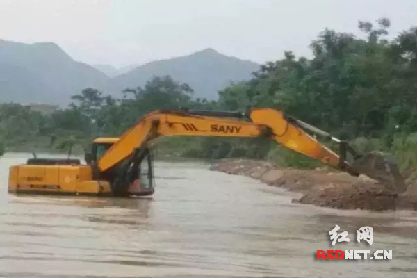 湖南灾区：救援机械在灾区救援。