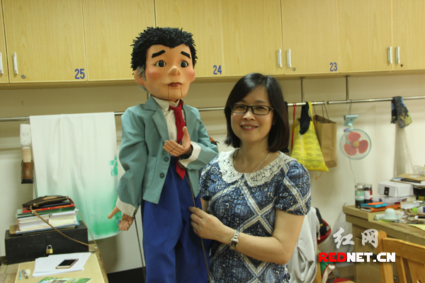 李永红和《留守大山的孩子》中的演出木偶。