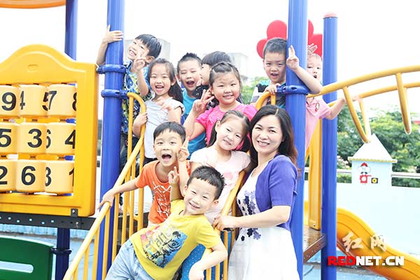 图为詹霞与湖南省文化厅幼儿园的孩子们在一起。