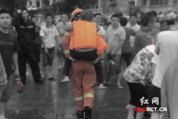7月3日零时至5日24时，益阳市消防部队解救被困群众152人，疏散受灾群众700余人。
