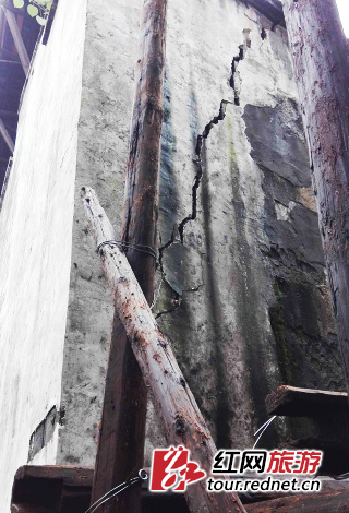 怀化市洪江古商城，一处清代窨子屋出现墙体塌方。