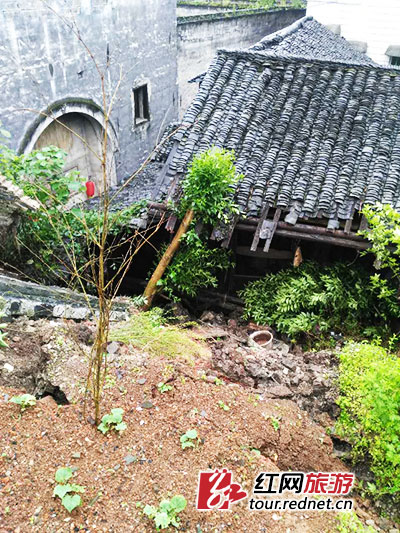 护坎滑坡，古建筑受到威胁。