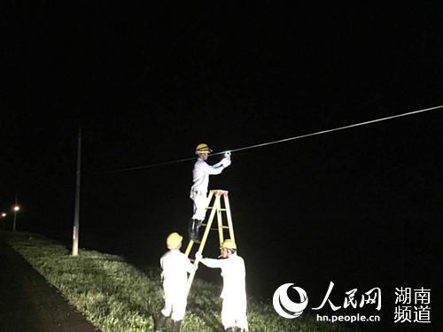 君山供电公司员工正紧张地忙碌。