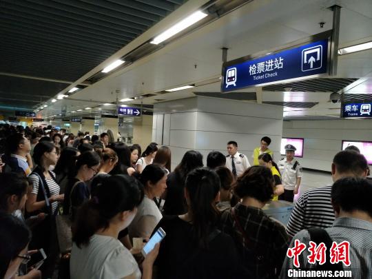 暴雨致南京地铁1号线分段运营大量乘客滞留