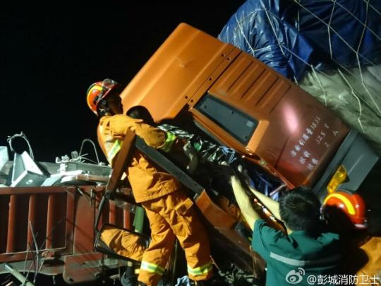 李勇奇甘当“肉垫”支撑受伤司机。 图片来自消防微博。