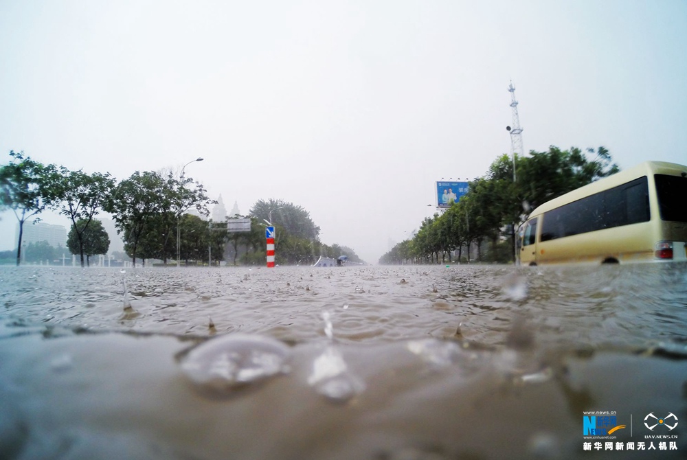 新华网航拍:河南新乡特大暴雨影响京广交通线