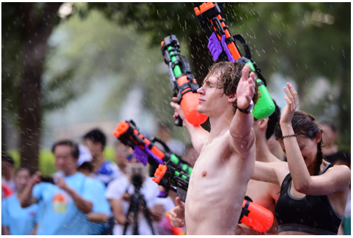 搜狐视频《约跑不能停》创意潮跑Water Run空降朝阳公园