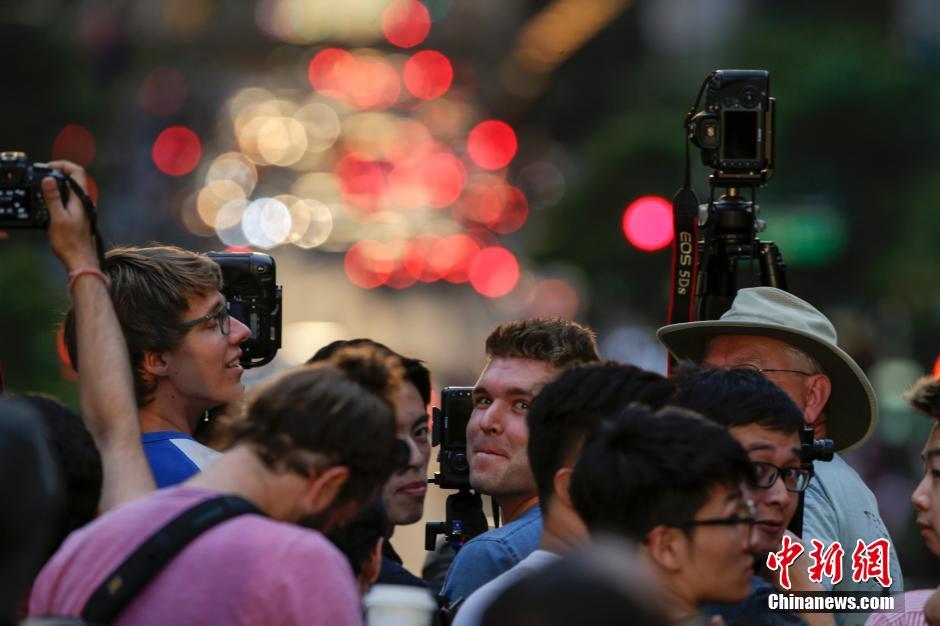 纽约出现曼哈顿悬日奇观 民众扎堆目睹