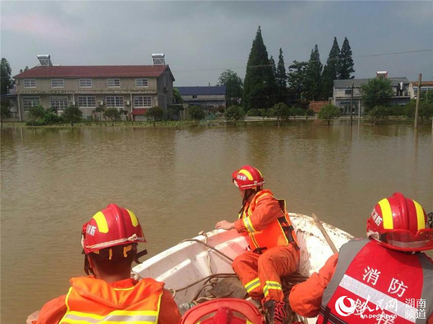 消防官兵赶往救援地